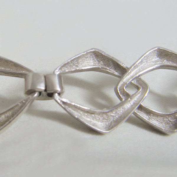 (b1266)Silver bracelet in rhombus style.